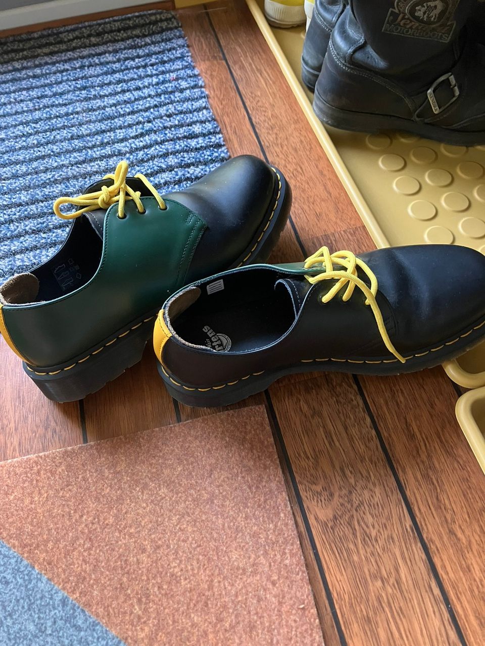 Dr. Martens kävelykengät