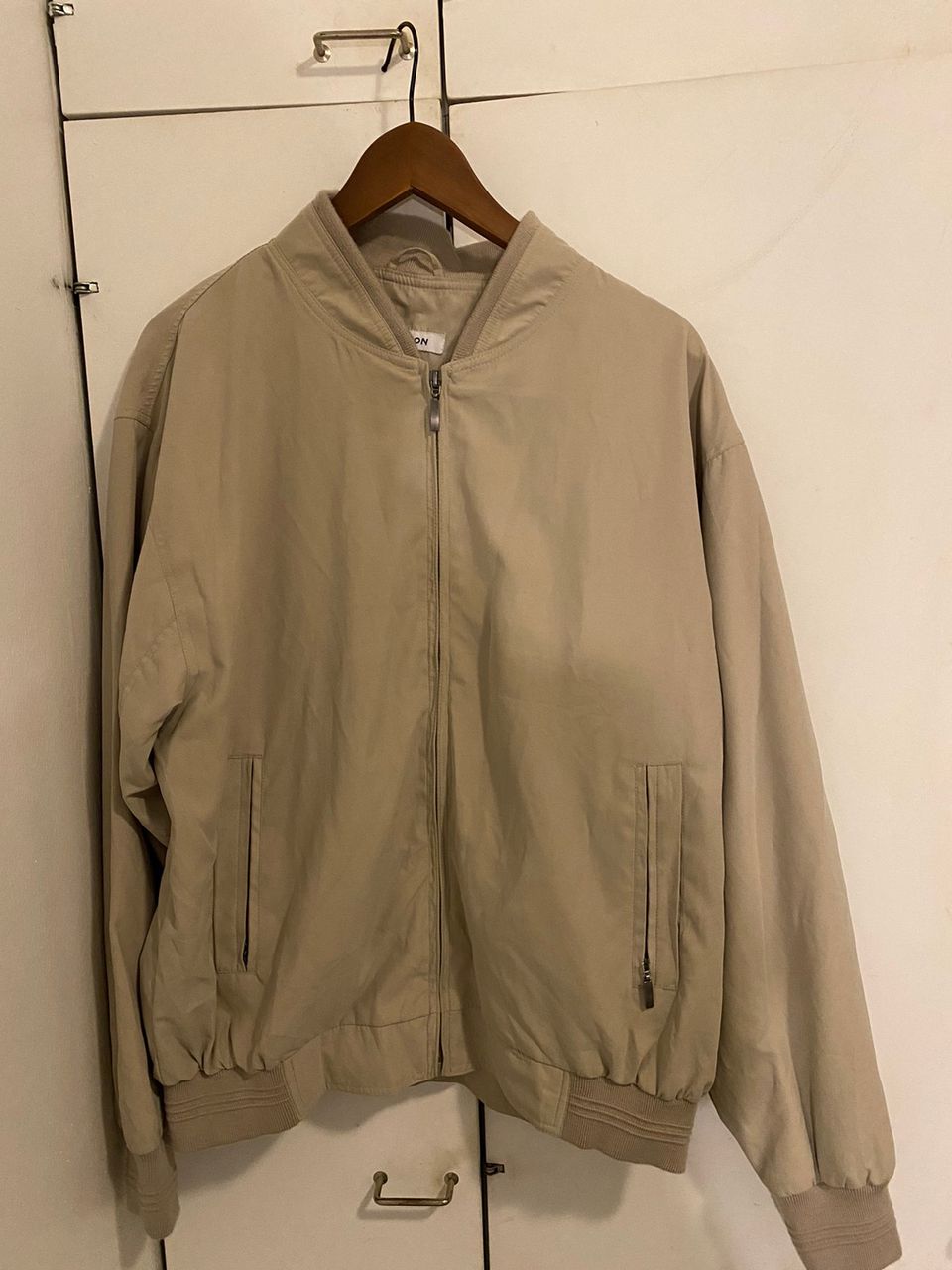 Beige bomber takki