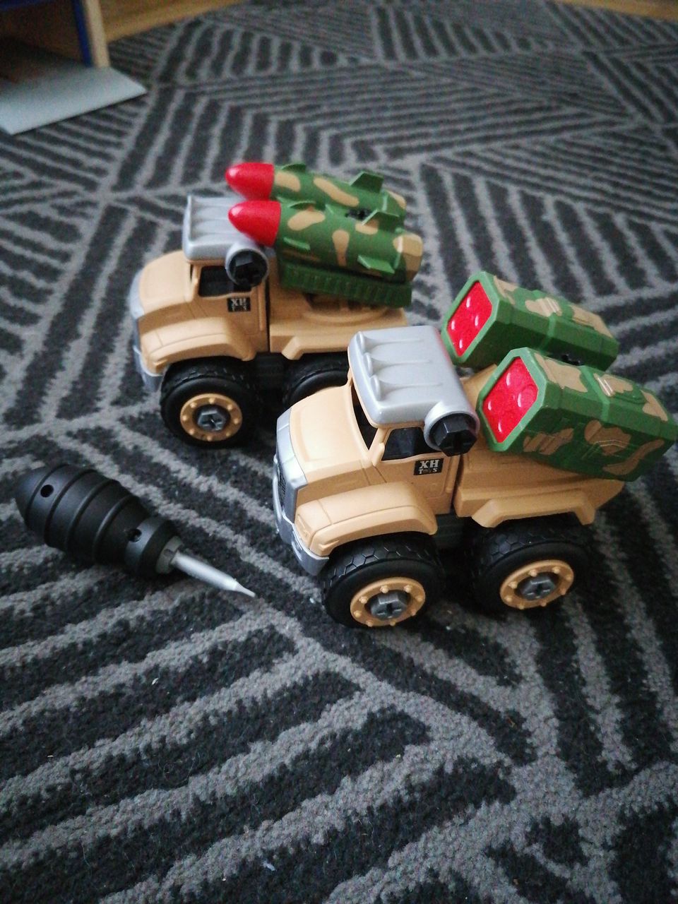 2 sotilasautoa