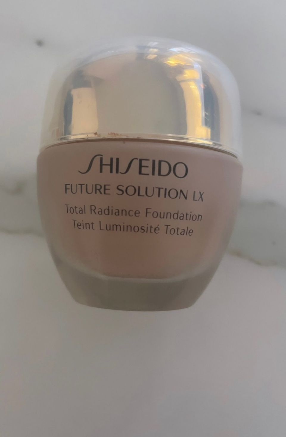Ylellinen Shiseido Future Solution LX Total Radiance Foundation SPF 15