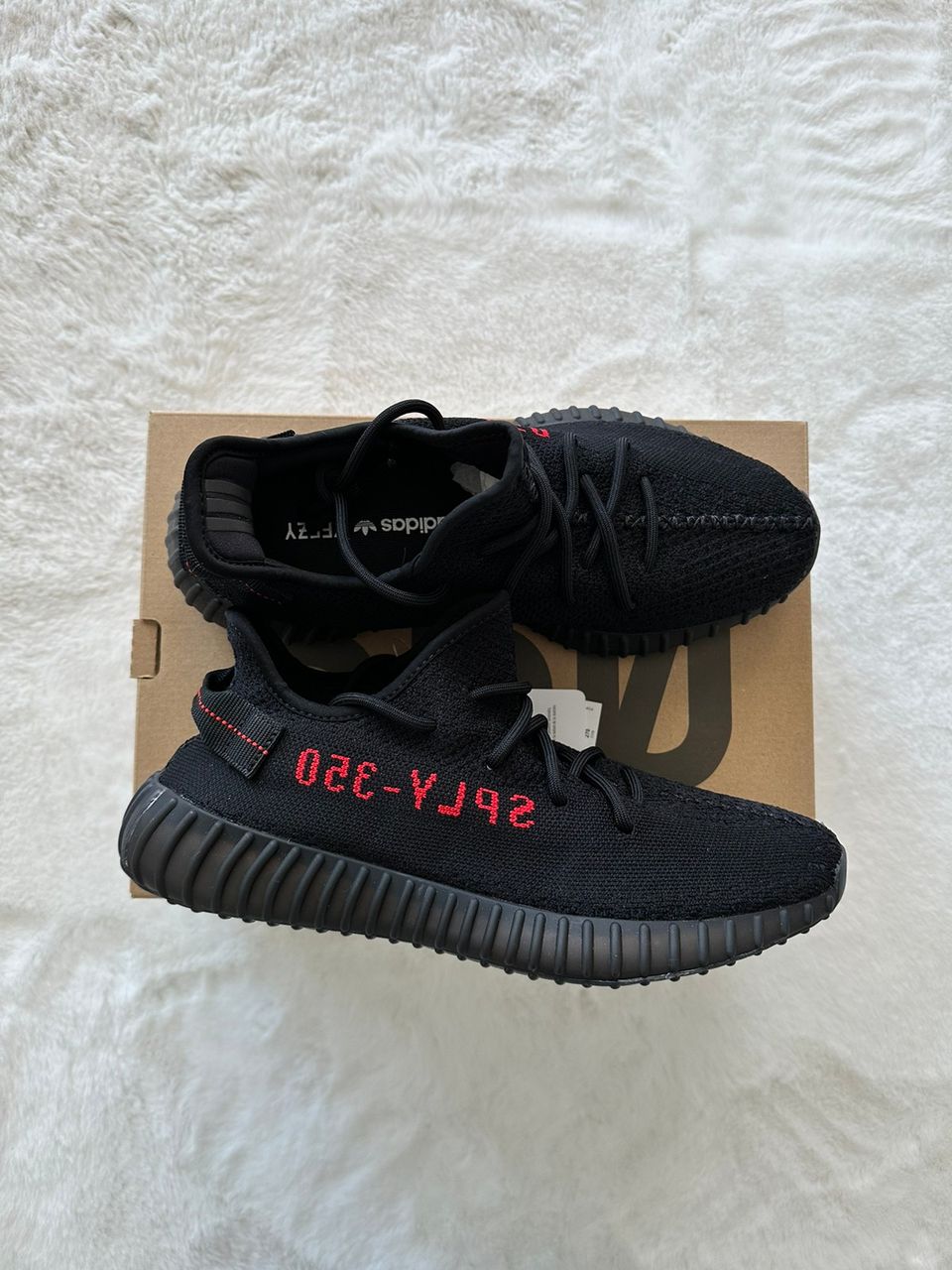 Adidas Yeezy Boost 350 v2 Bred