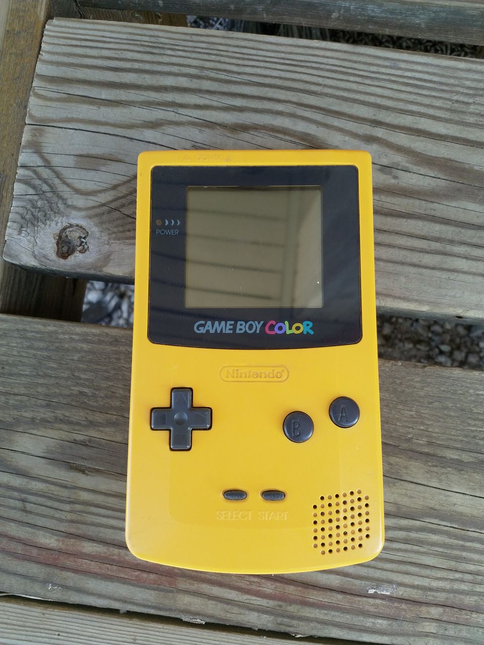 GameBoy Color keltainen + GTA-peli