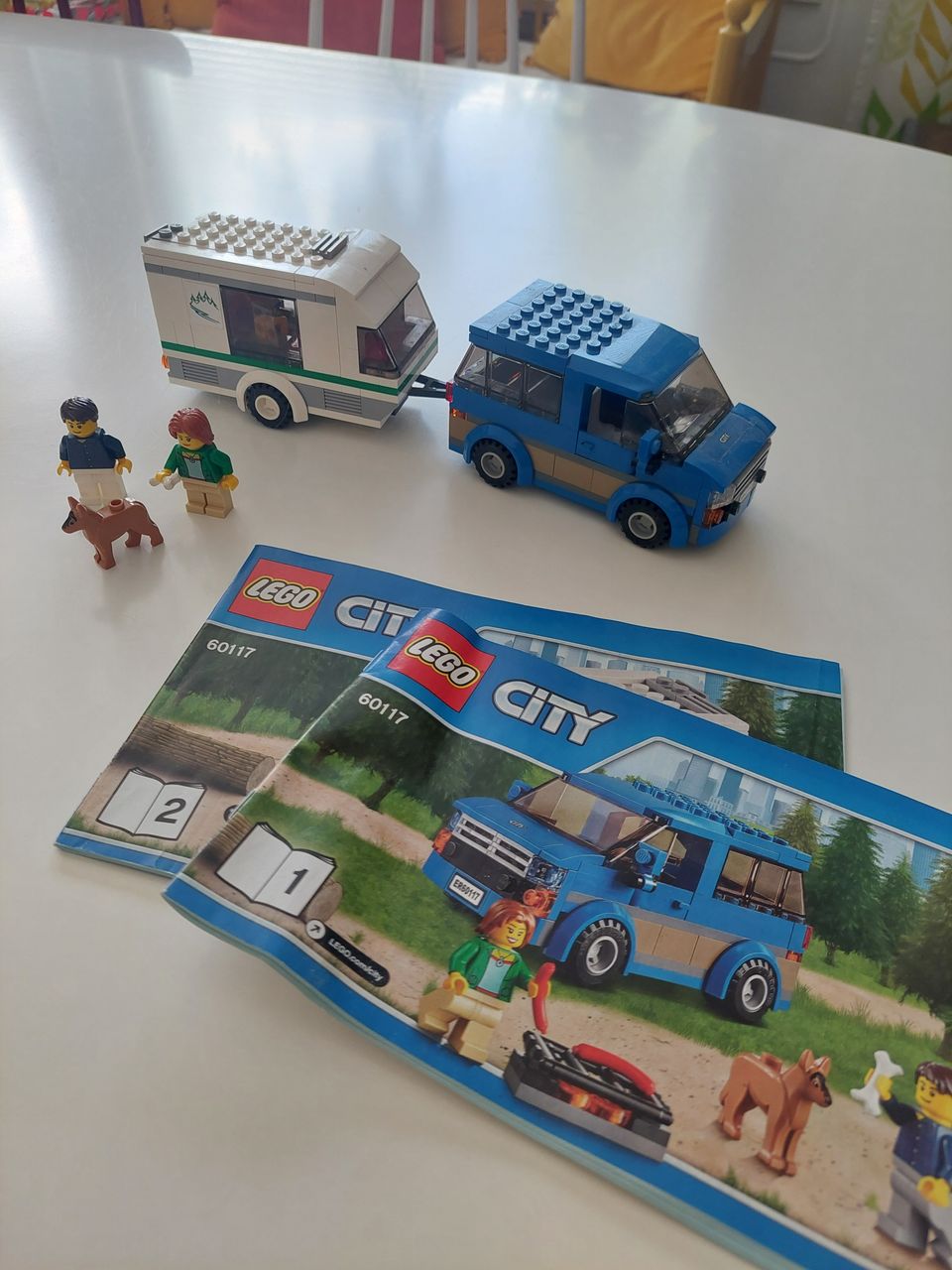 Lego City -auto asuntovaunuineen