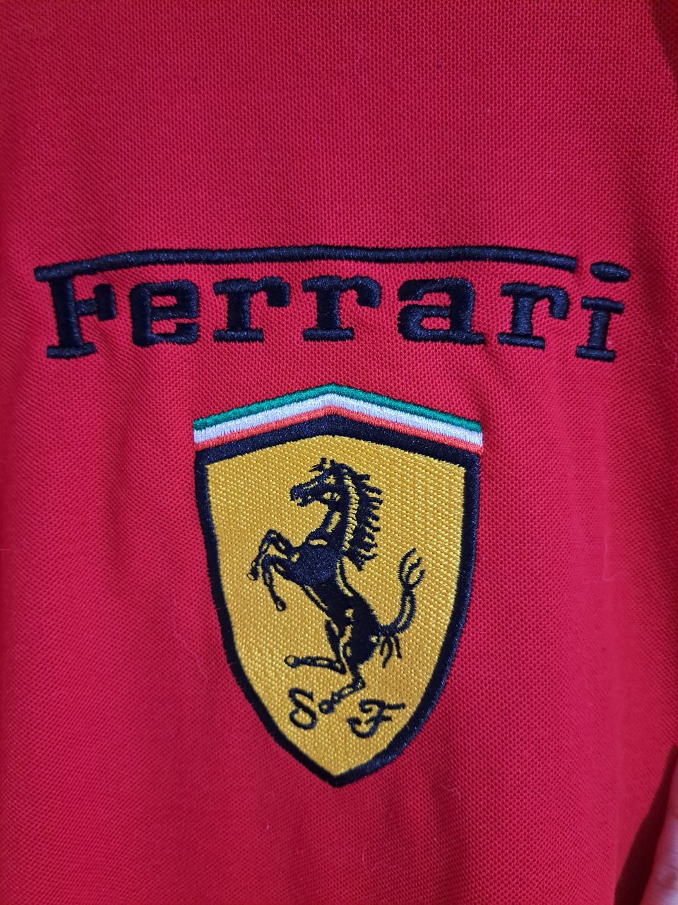 Aito Ferrarin paita.