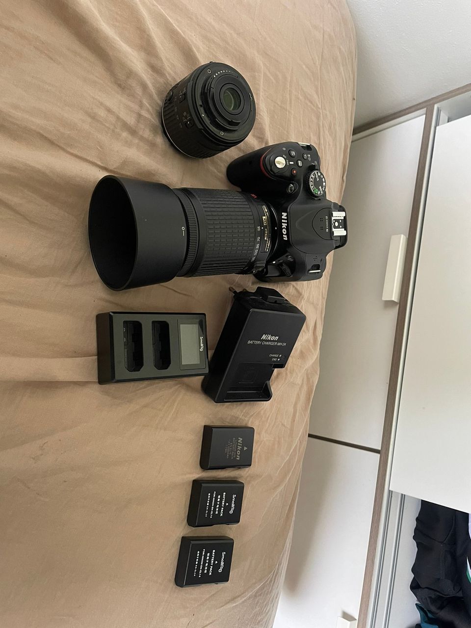 Nikon D5200, 3xakkua, 2xlaturit, 55-200mm(myyty)ja 18-55mm objektiivit ja laukku