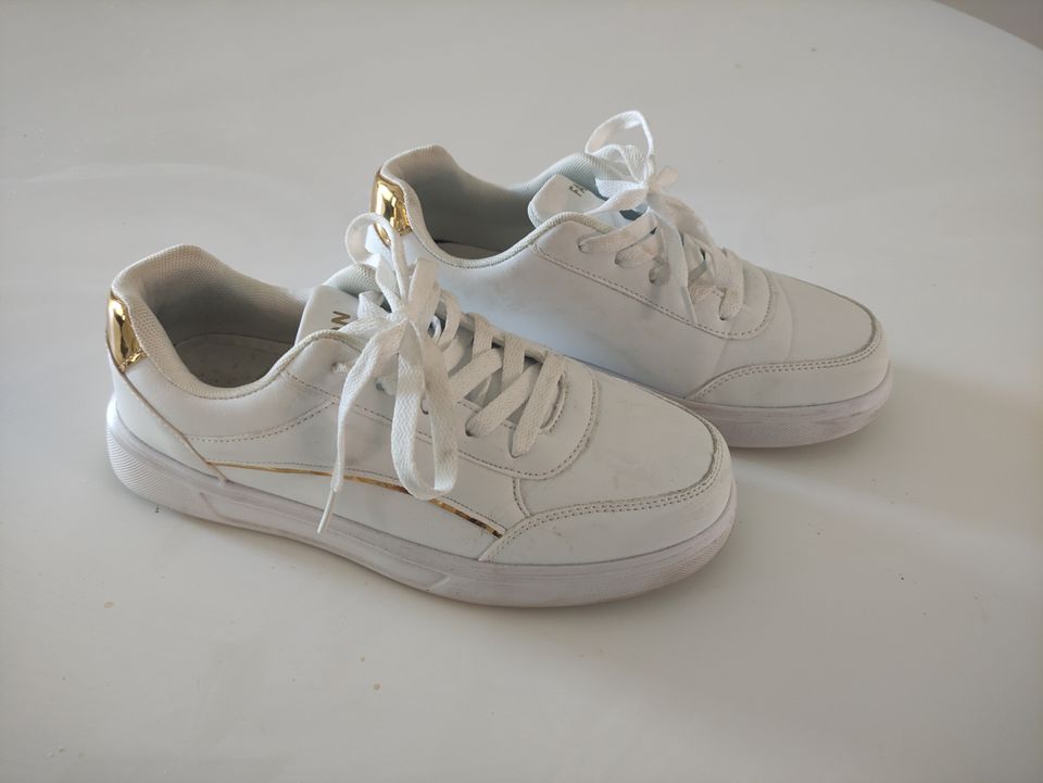 Valkoiset kengät koko 39,5