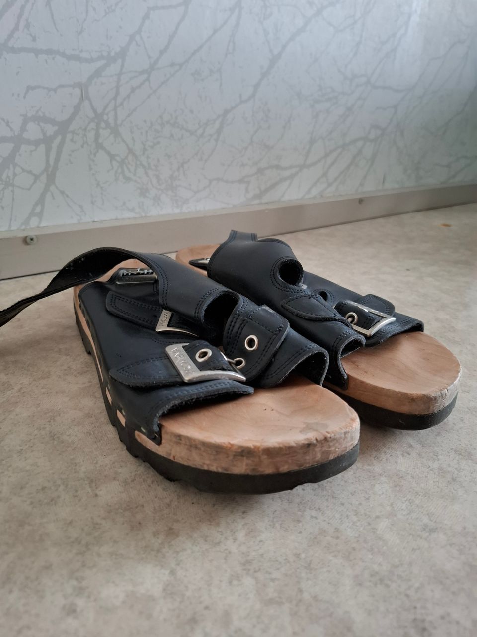 Promena mustat sandaalit koko 42