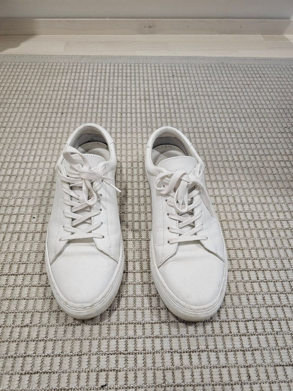 Valkoiset kengät koko 43