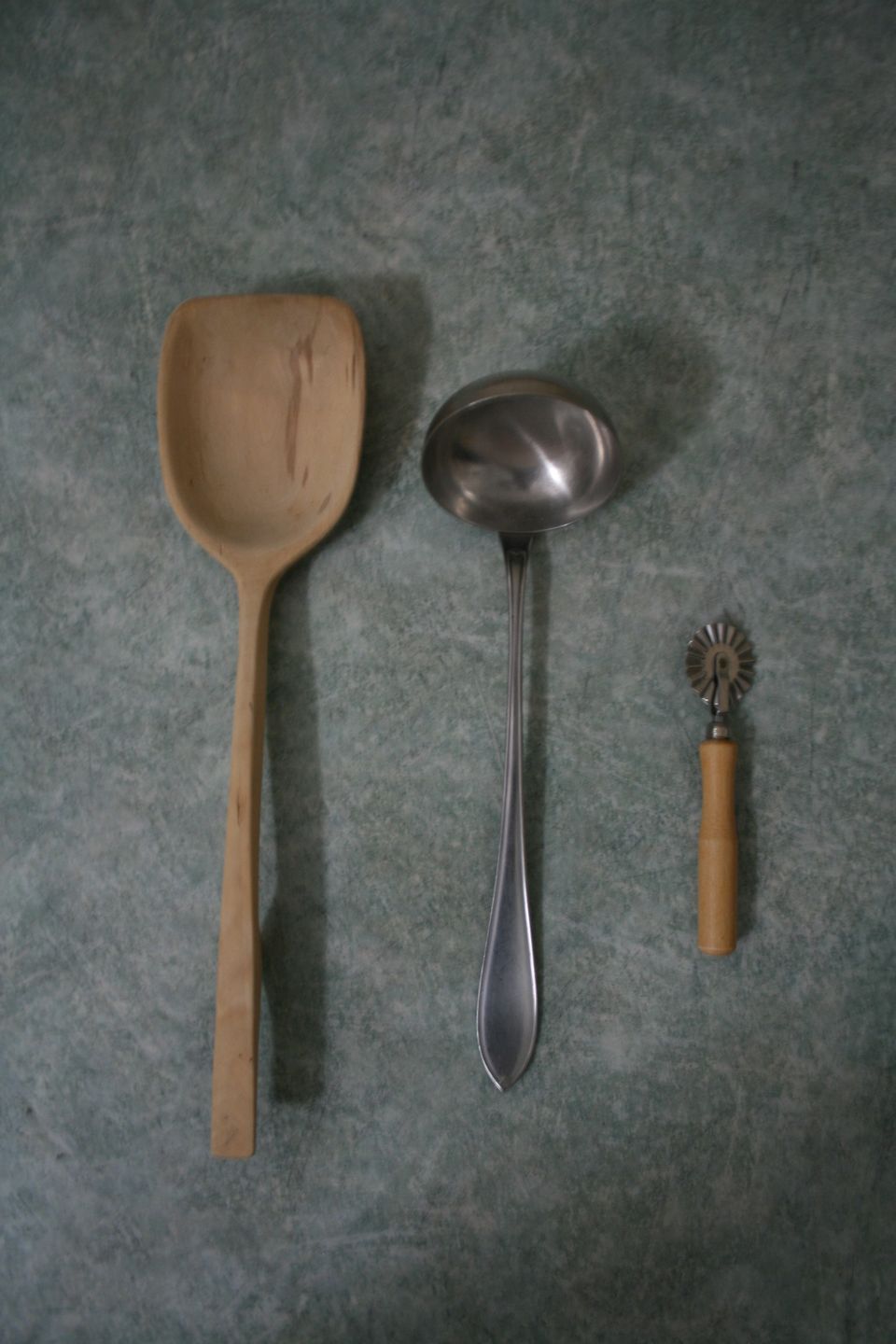 Vanhoja keittiövälineitä: Puukauha, metallikauha, taikinaleikkuri