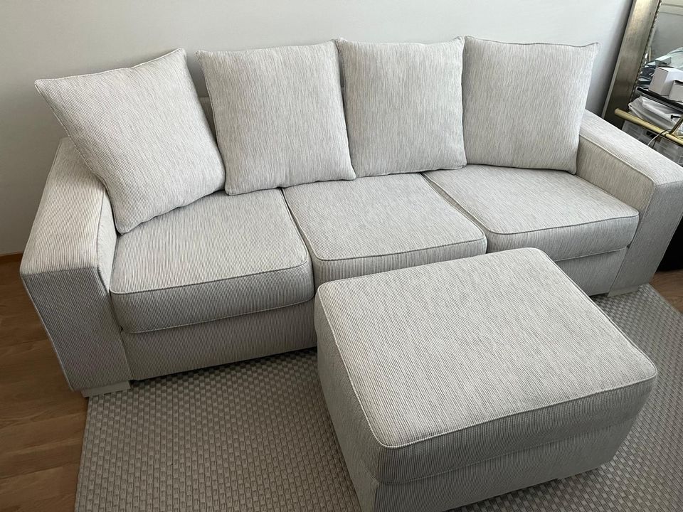 Vaalea sohva VARATTU