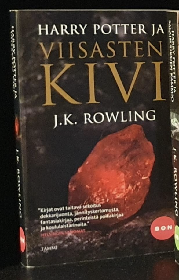 Suomenkielinen Harry Potter ja viisasten kivi -kirja