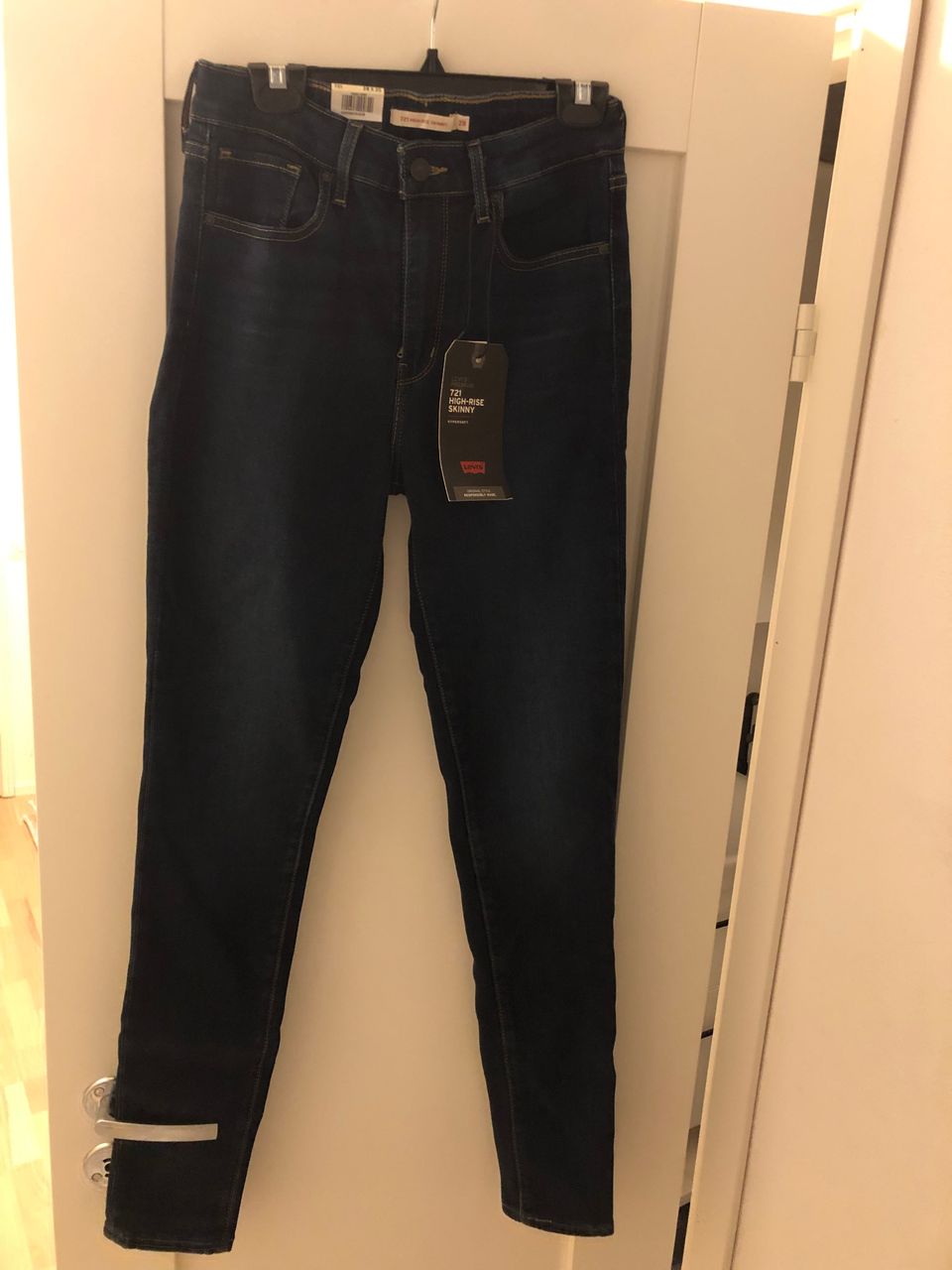 Uudet Levis 721 Skinny farkut, 28 tuumakoko.