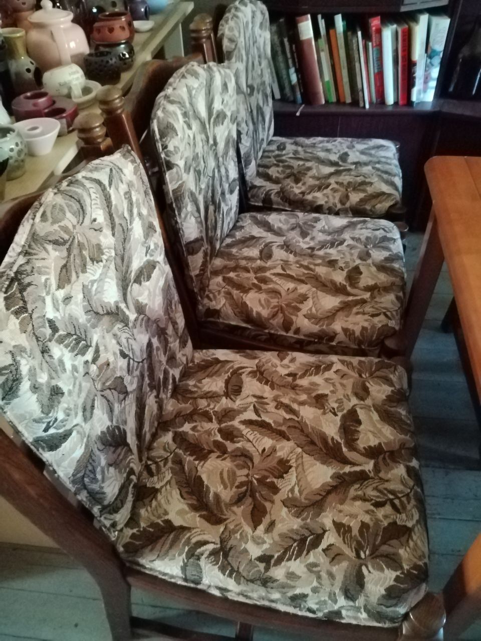6kpl pehmustettuja tuoleja