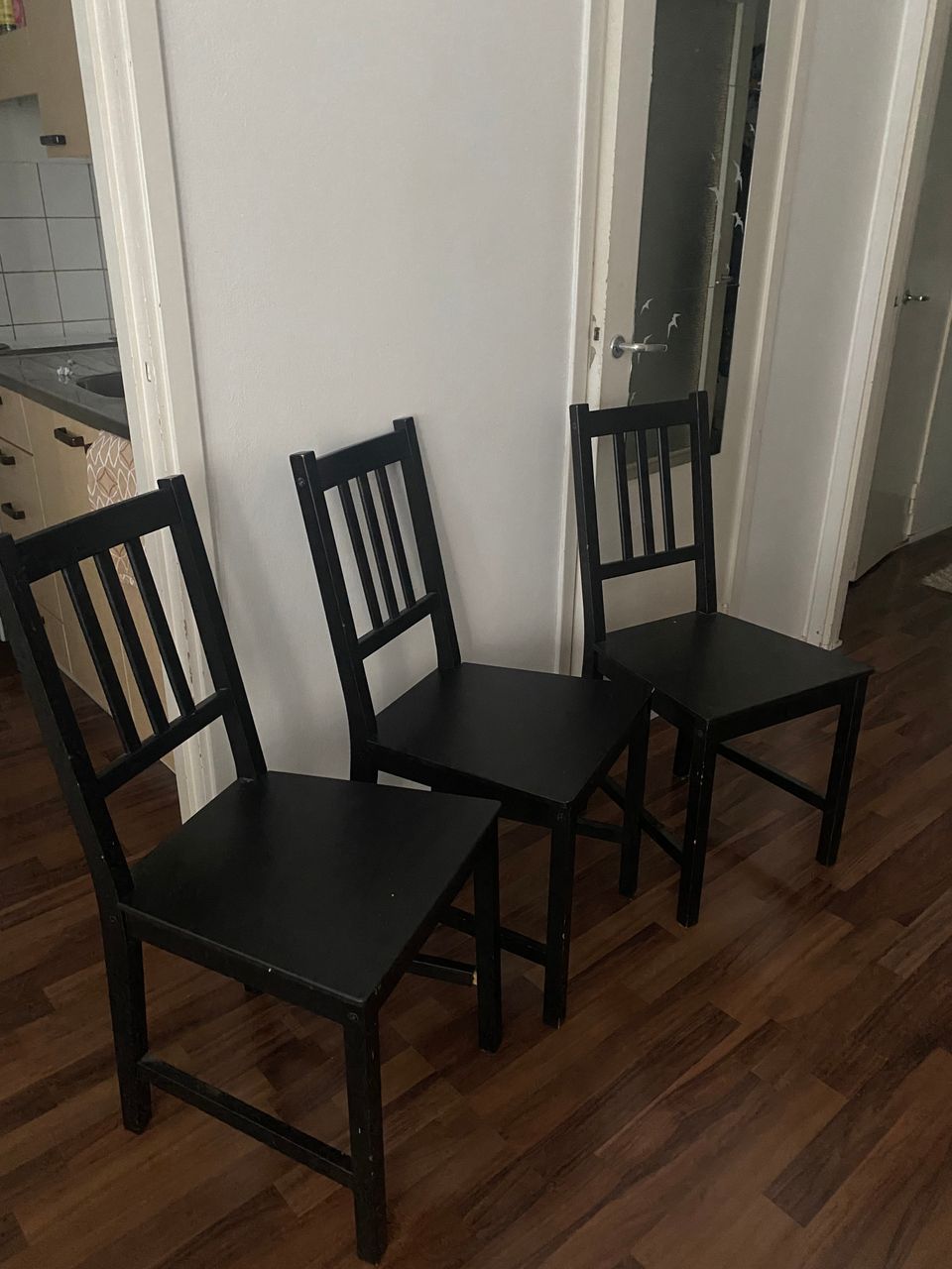 Mustat tuolit