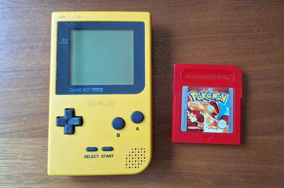 Game Boy Pocket + Pokemon Red