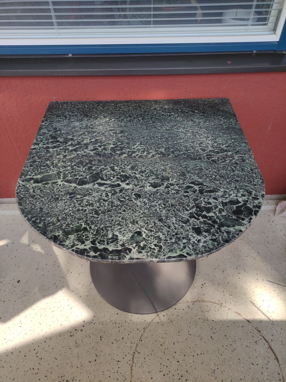 Uniikki marmoripöytä