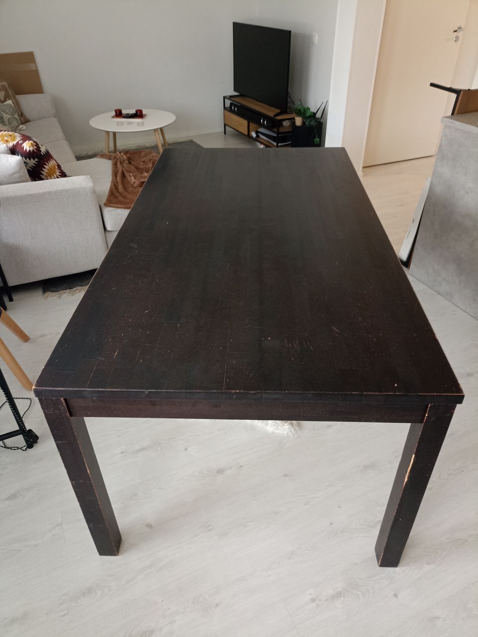 Ruokapöytä (puinen ja ruskea)
