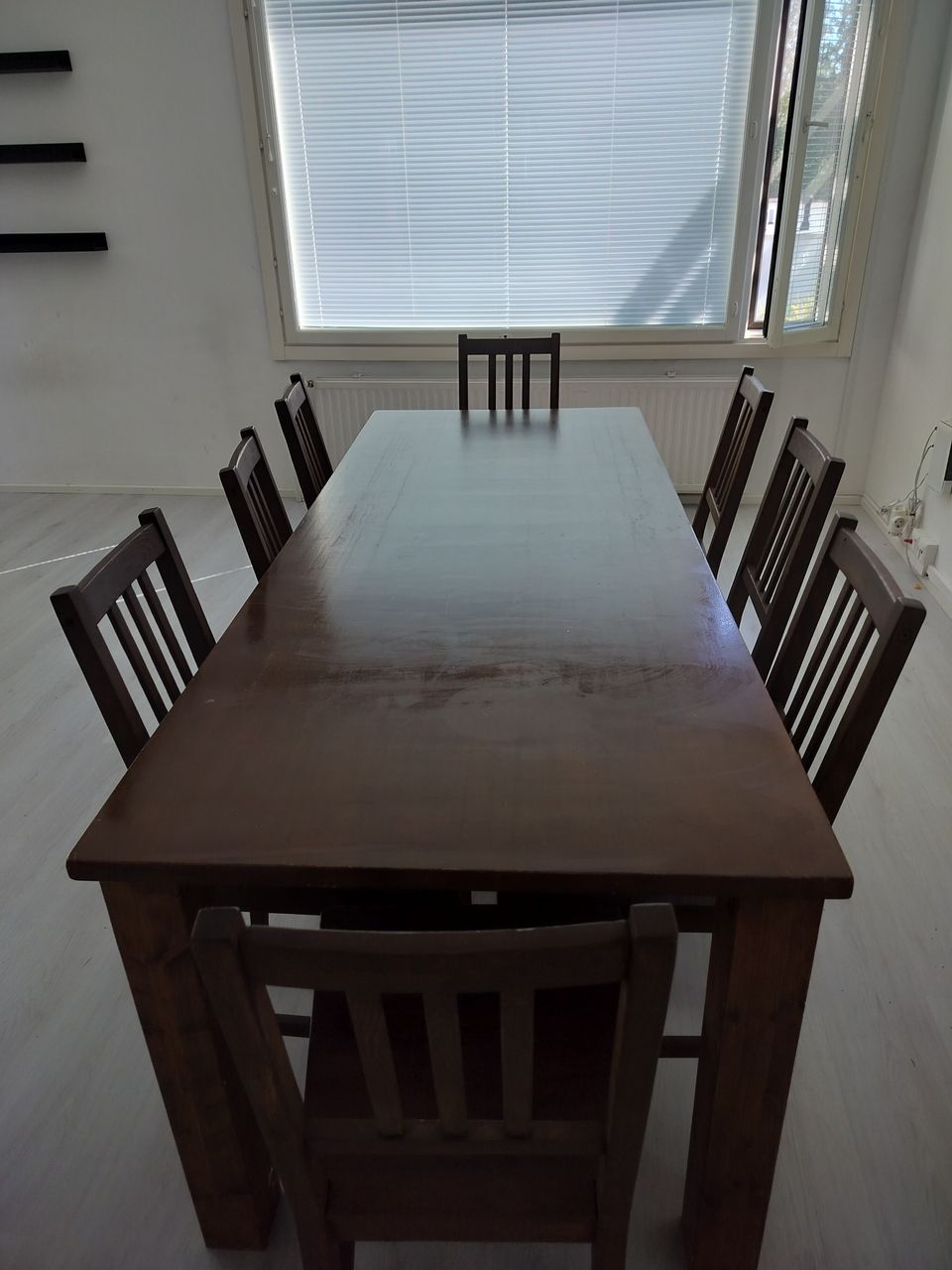 Ruokapöytä ja 8 tuolia