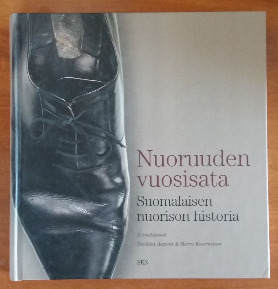 NUORUUDEN VUOSISATA : suomalaisen nuorison historia SKS 2003