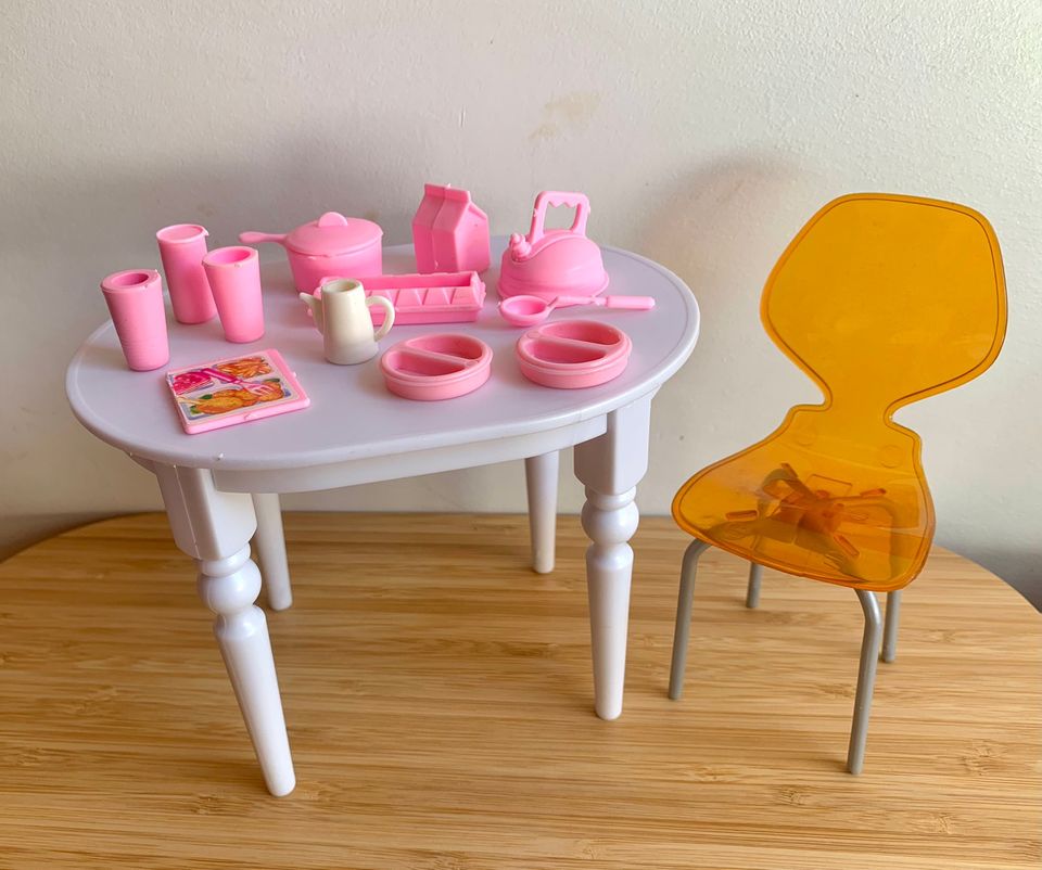 Barbie ruokailupöytä ja tuoli 2005