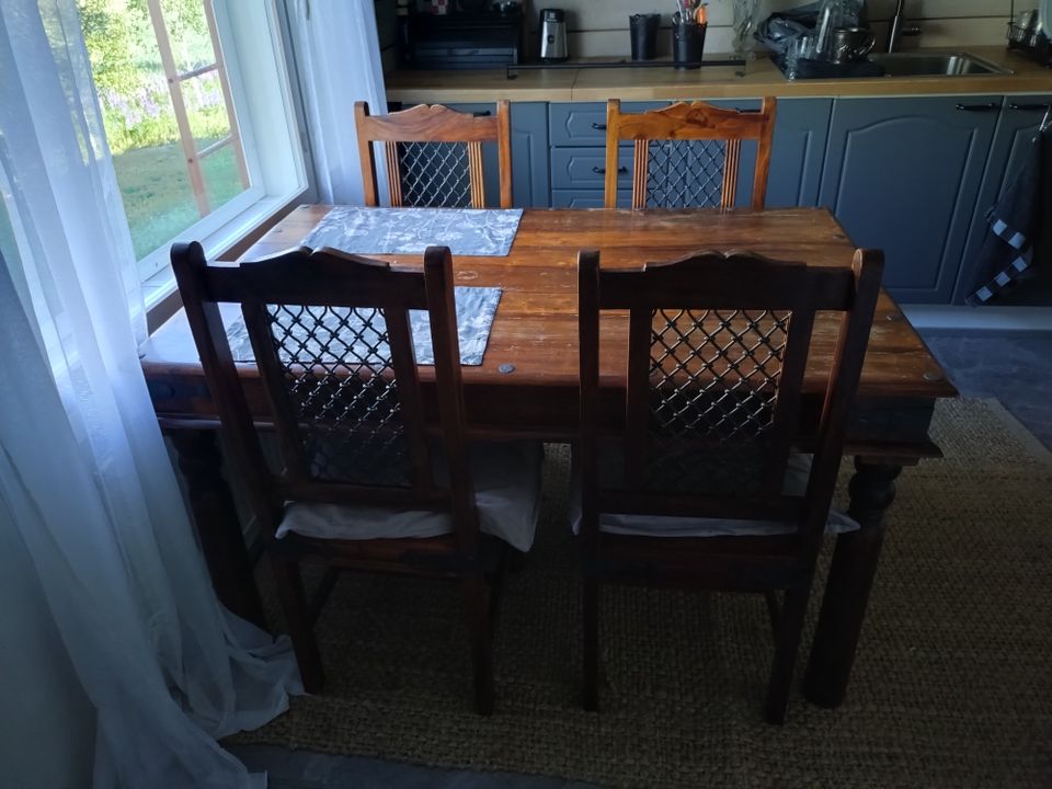 Acasia ruokapöytä ja 4 tuolia