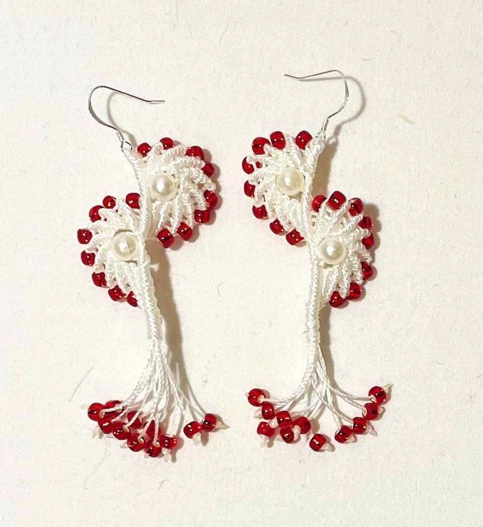 Makramee -korvakorut - Siivet punaisilla helmillä