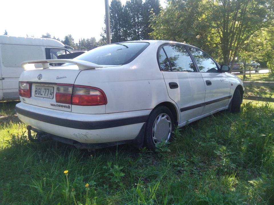 Toyota Carina E myydään