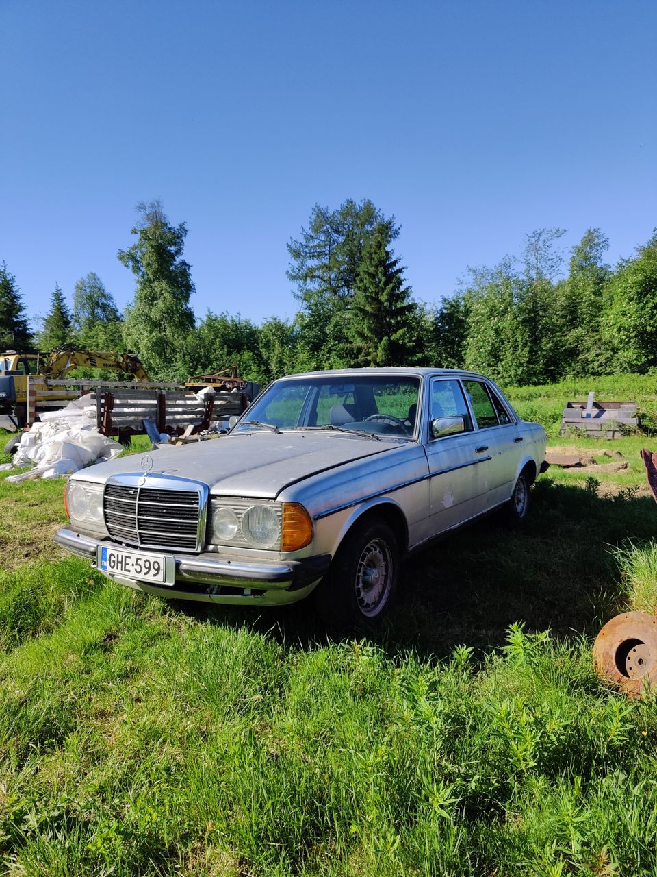 Mercedes-Benz W123 230 Varaosiksi