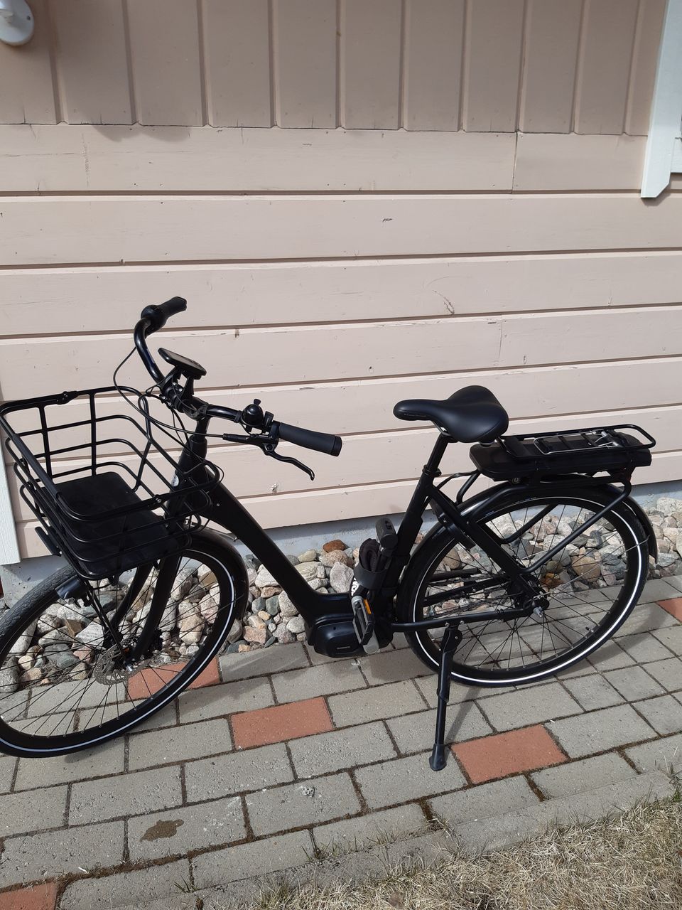 Kaksi sähköavusteista polkupyörää