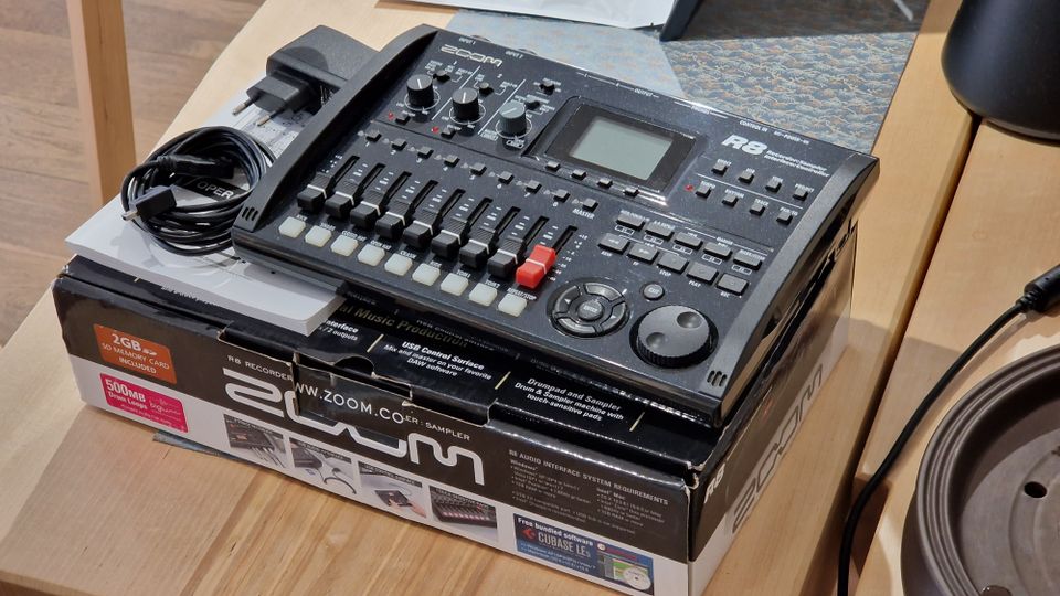 Zoom R8 tallennin, mixeri, sampleri, äänikortti