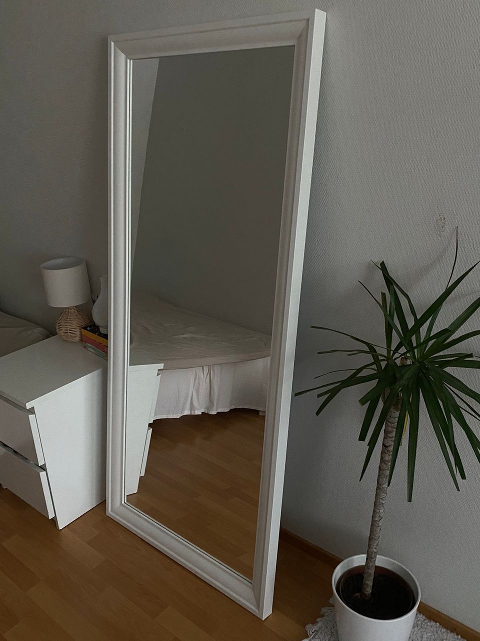 Ikean valkoinen peili