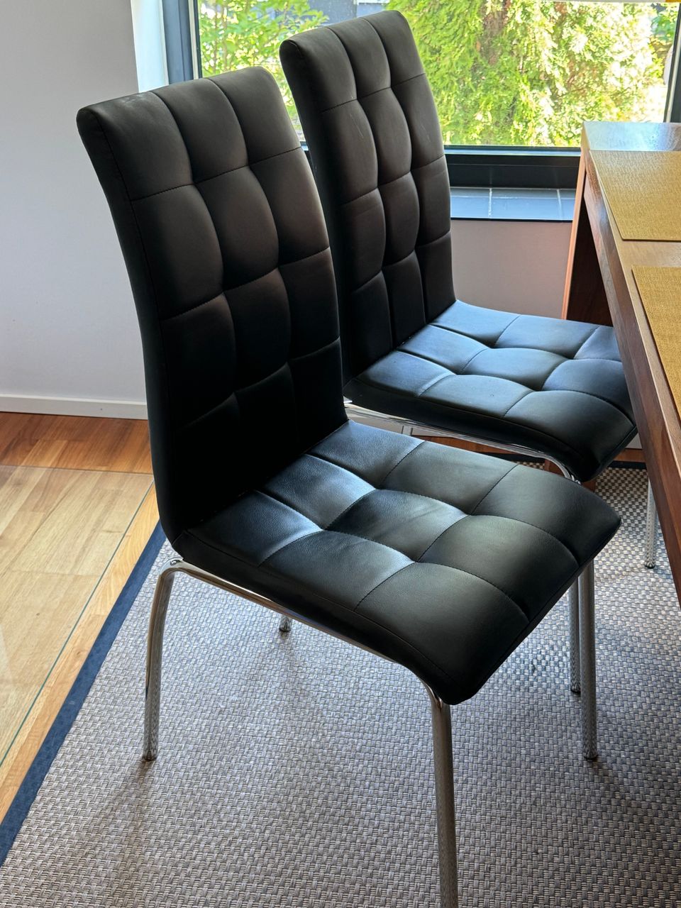 Tyylikkäät mustat tuolit (4 kpl)