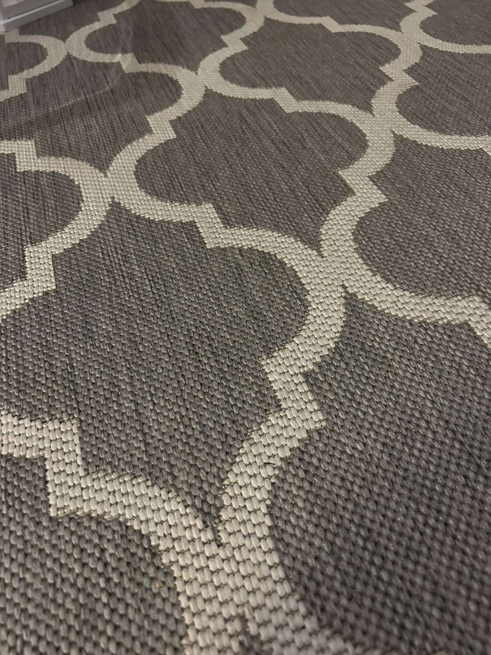 Harmaa kuviollinen matto