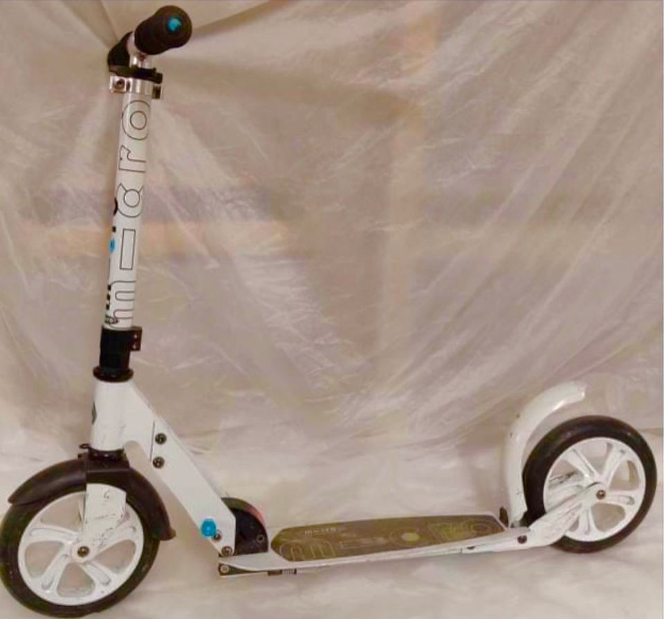 Aikuisten skuutti. Micro White mobility scooter.