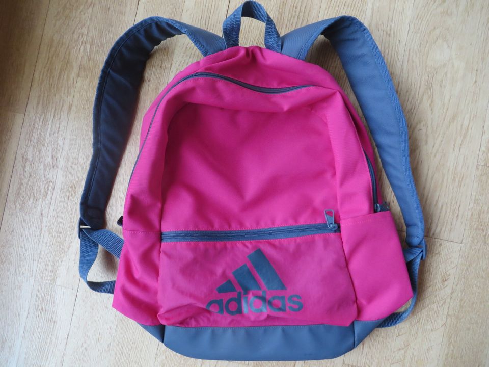 Adidas reppu (uudenveroinen)