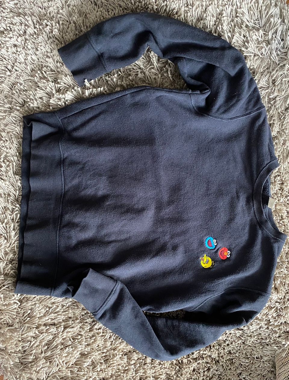 Kaws x uniqlo college paita