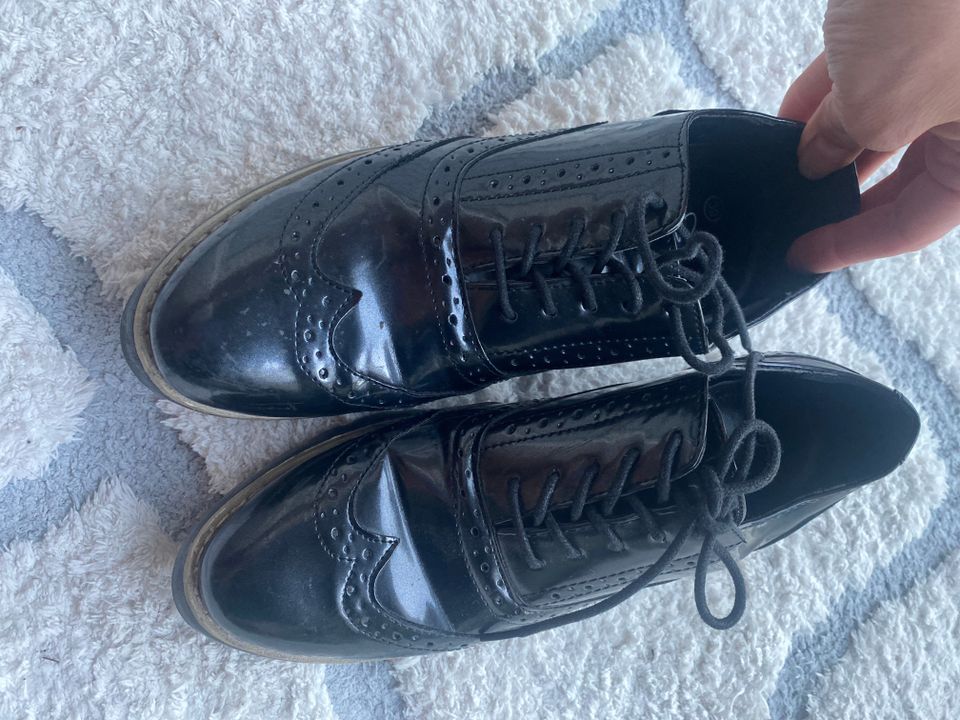 Mustat kiiltävät kengät koko 39