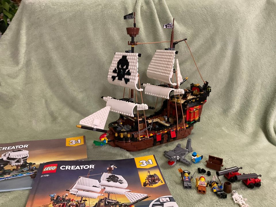 Lego creator 31109 pirate ship