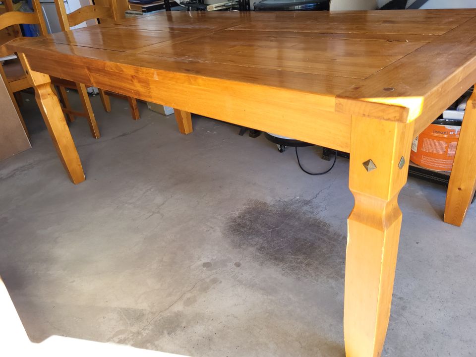 Jämerä puinen ruokapöytä ja 6 tuolia