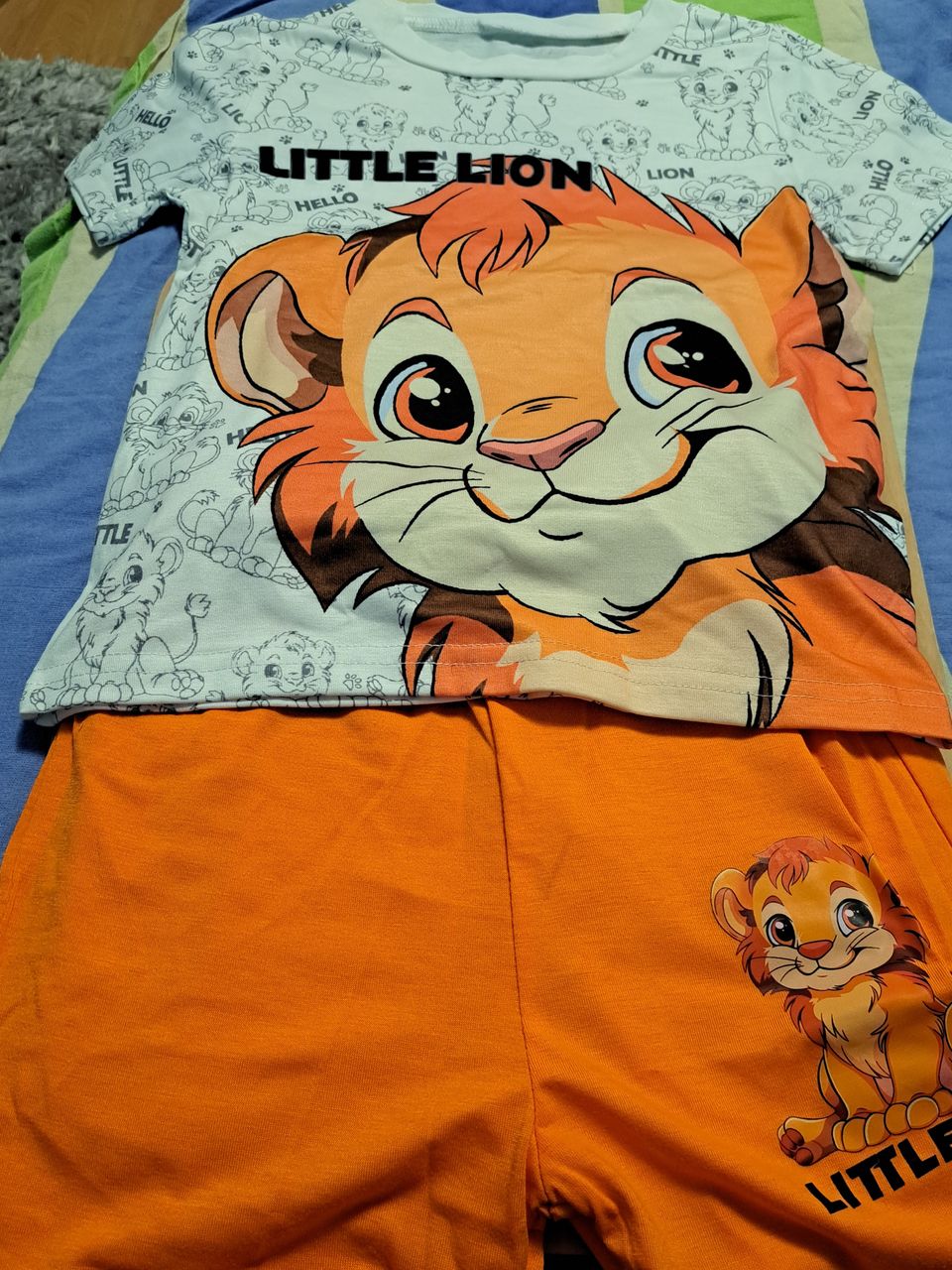 Leijonan t-paita ja shortsit