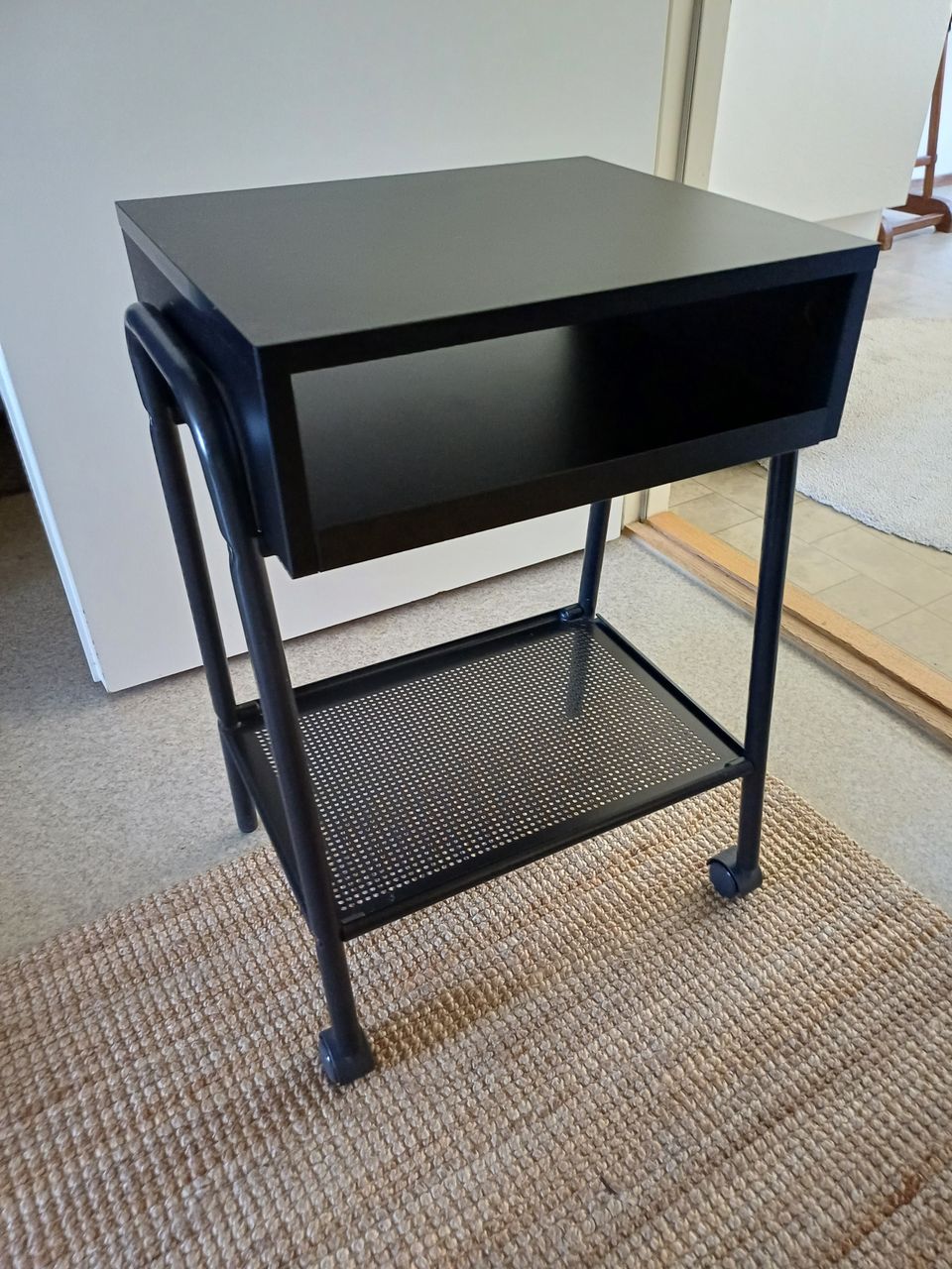 Musta Ikean SETSKOG pöytä