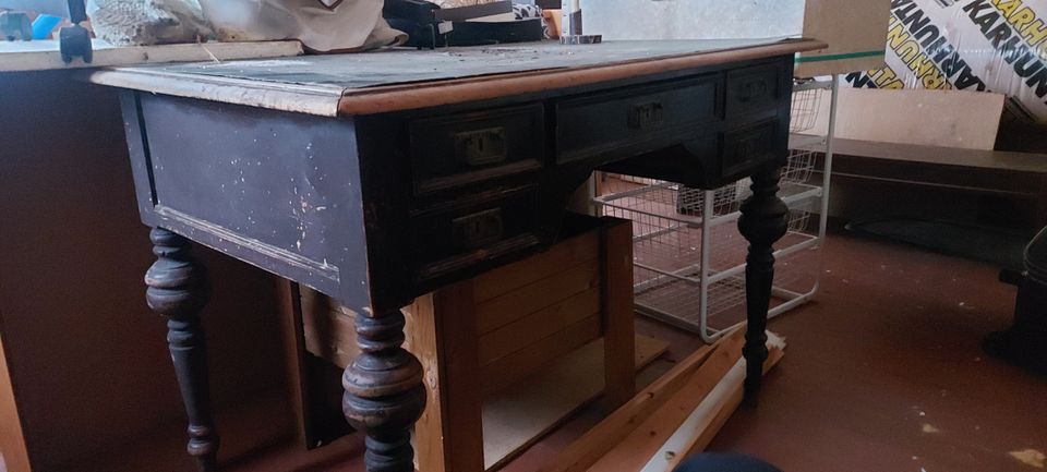 Vanha noin 100 vuotias kirjoituspöytä