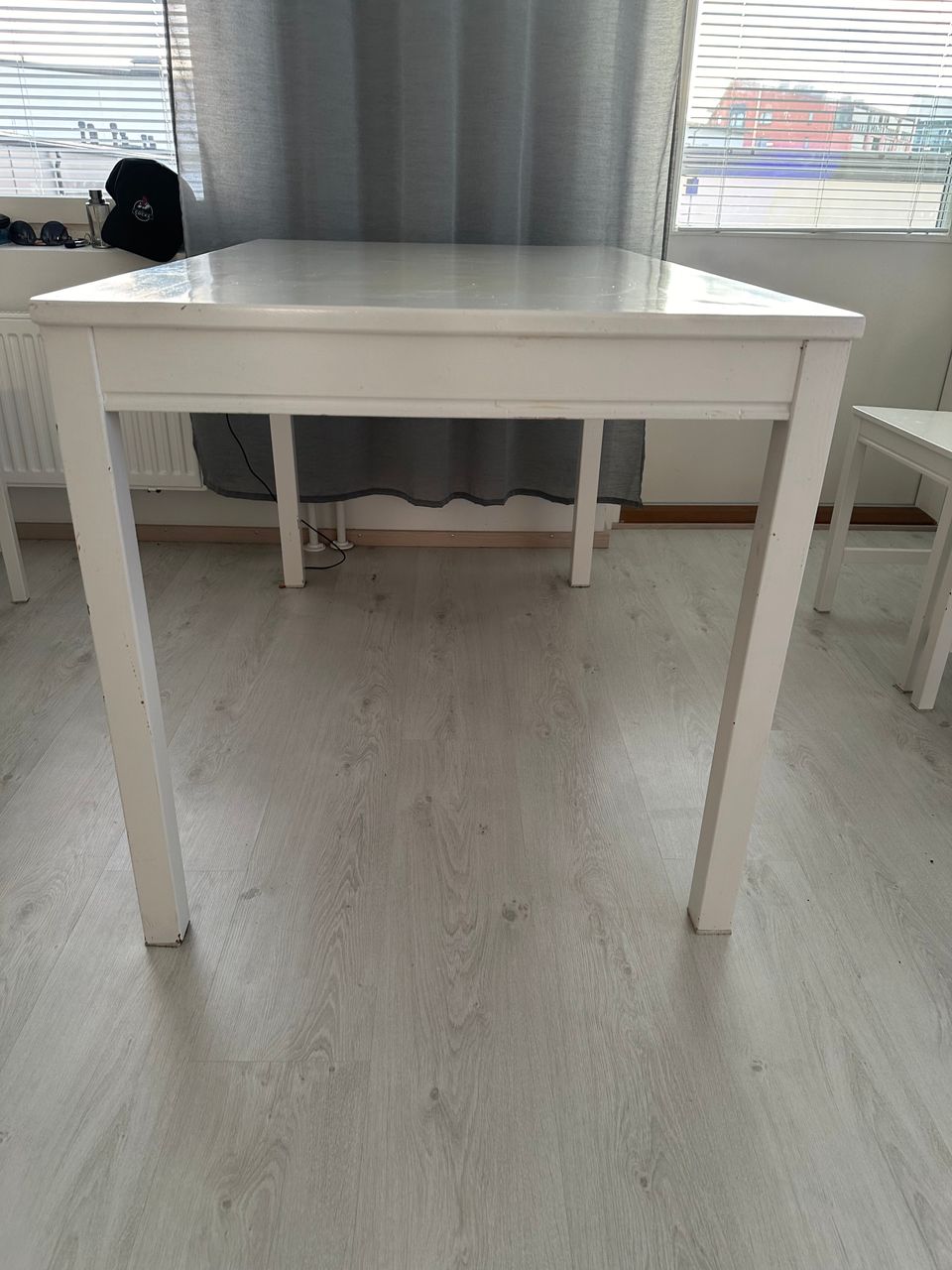 Myydään valkoiseksi maalattu Ikean pöytä