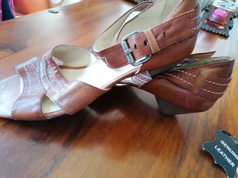 Naisten sandaalit nahkaa