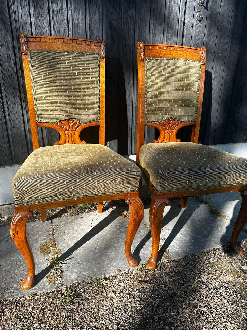 2 vanhaa tuolia