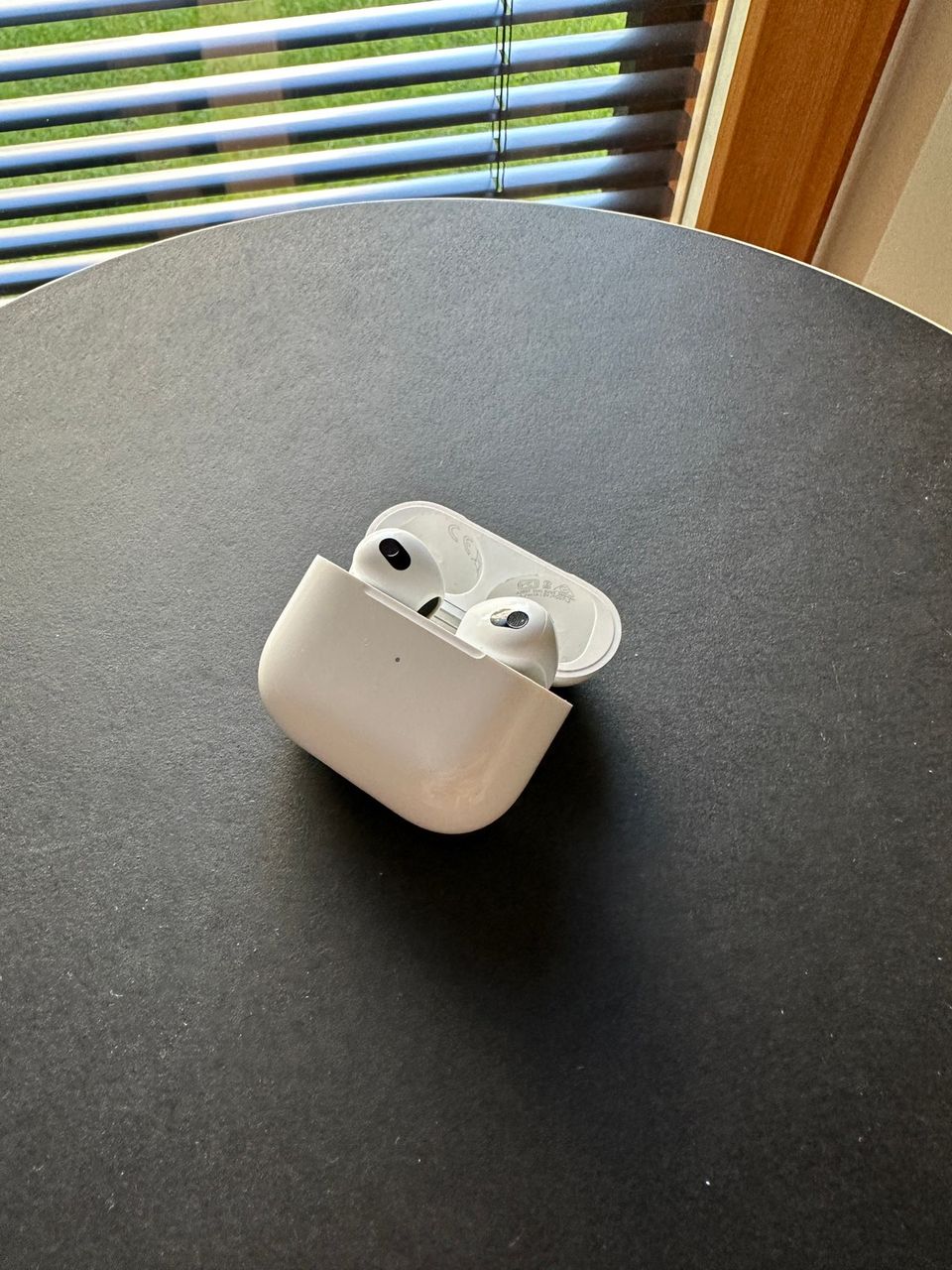 Air Pods Gen 3.