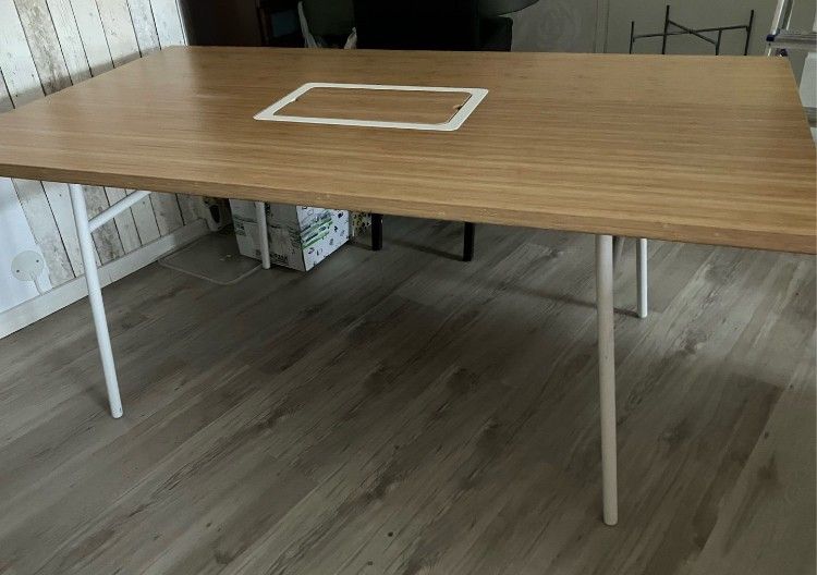Suuri Ikean pöytä, bambu-metalli