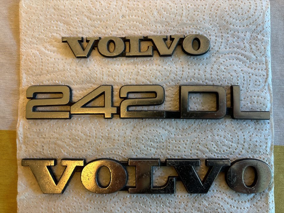 Volvo merkki 242 DL metalliset merkit