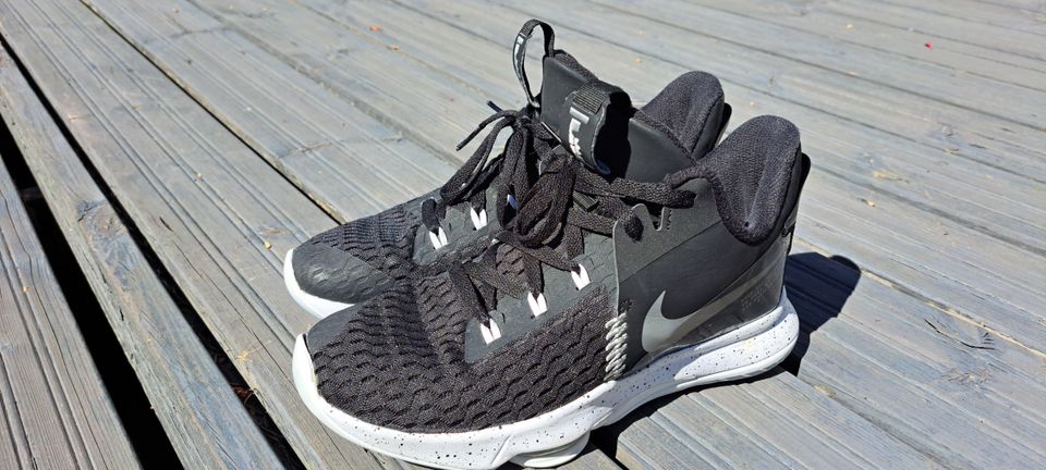 Nike LeBron Witness 5 koripallokengät 41