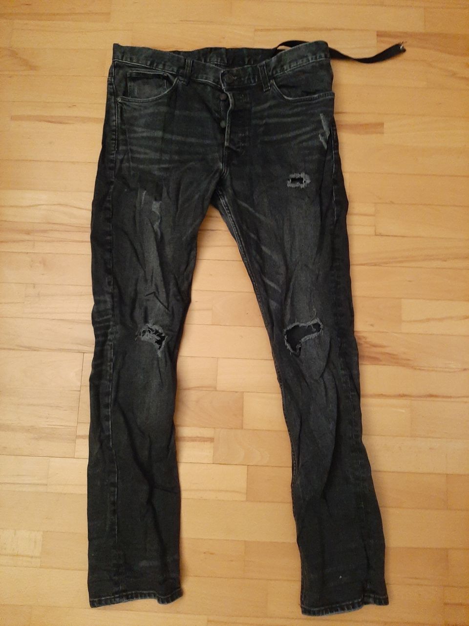 H&M mustat ripped jeans